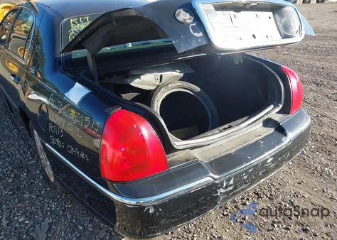 2008 Lincoln Town Car Signature Limited из США, поврежденный, VIN 2LNHM82V58X652779